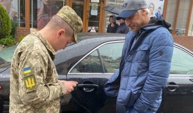 Чому ТЦК вручають чоловікам повістки на вулиці, а не за місцем проживання