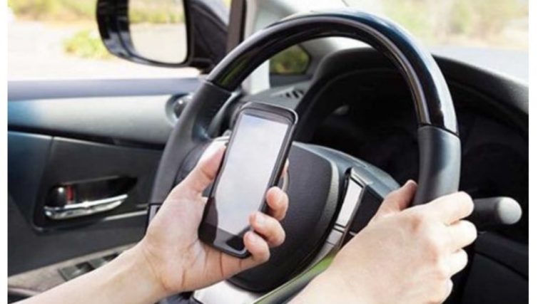 Великий штраф і вилучення прав: Як можуть покарати водія навіть за коротку фразу по телефону під час руху