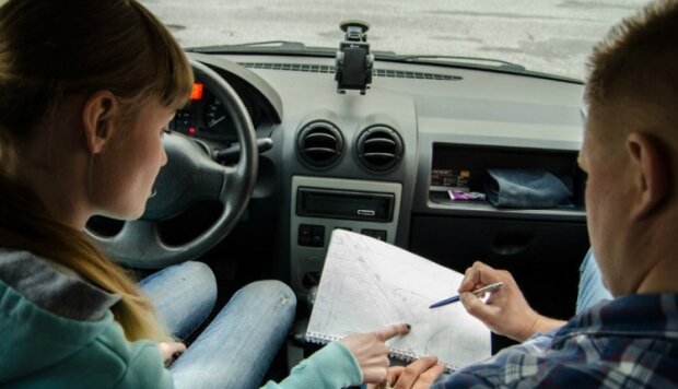 Скільки українцям коштуватиме навчання в автошколі та отримання посвідчення водія: Ціни
