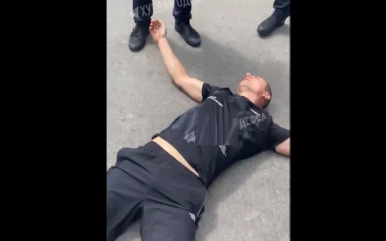Співробітник поліції ударом повалив чоловіка на землю: З’явилося відео