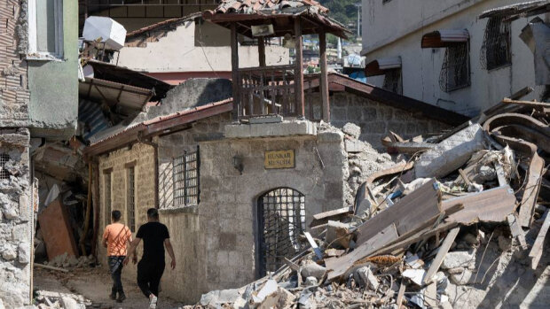 Люди вистрибували з вікон та з балконів: Туреччину струсонув новий потужний землетрус