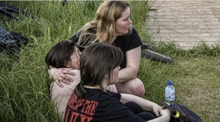 Шоковану матір заспокоюють рятувальники… на очах у багатьох людей загинула 12-річна дівчинка з Укpаїни ФОТО