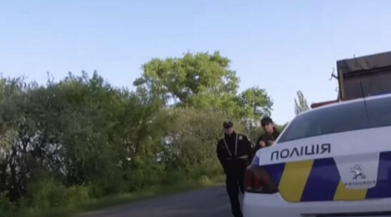 Поліцейські вивезли українця до лісу, відомі деталі злочину: було зроблено кілька пострілів
