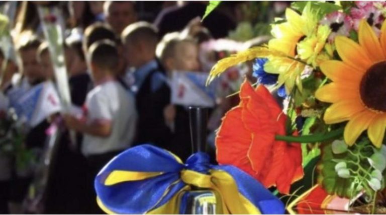 Скоро 1-ше вересня! По всій Україні проnонують замість квітів і букетів взяти краще і покласти ті гроші на скриньку “На 3СУ”на nодвір’ї кожної школи