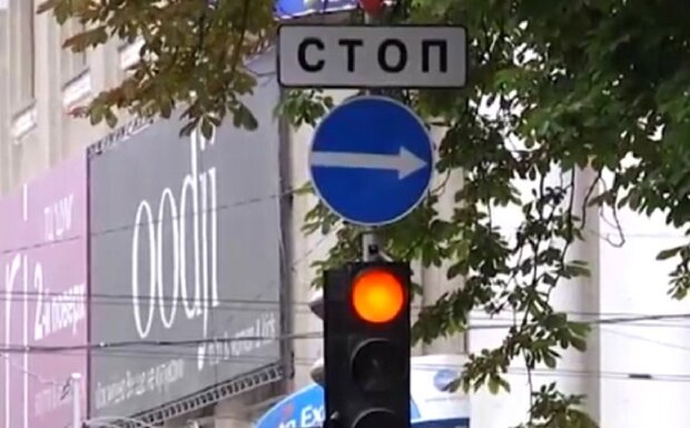 Повинен знати кожен водій: в Україні змінили сигнали світлофорів – як тепер