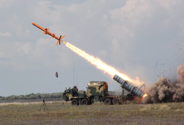 Крим трясе від вибухів: ракети прилітають одна за одною – є приліт по штабу флоту