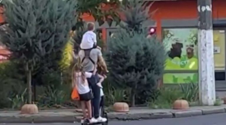 “Неймовірно безвідповідально” батько на електросамокаті ризикнув життям чотирьох дітей, відео
