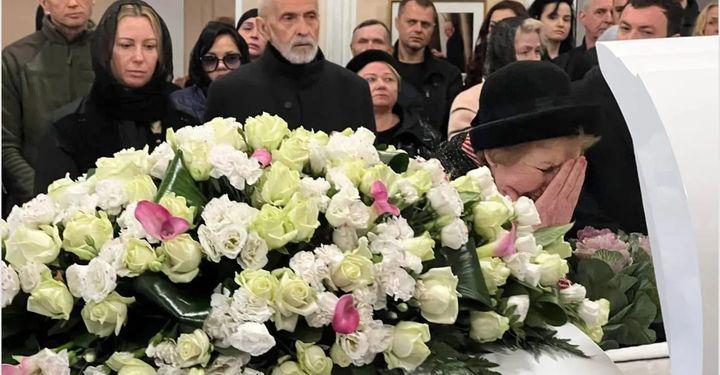 «Вона дуже хотіла щоб я це сказала»: Тоня Матвієнко не стримала сльози на похоронах мами і розповіла те чого ніхто не знав
