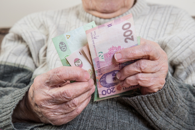 Про доплату навіть не думайте: частину пенсіонерів позбавили надбавки 570 гривень