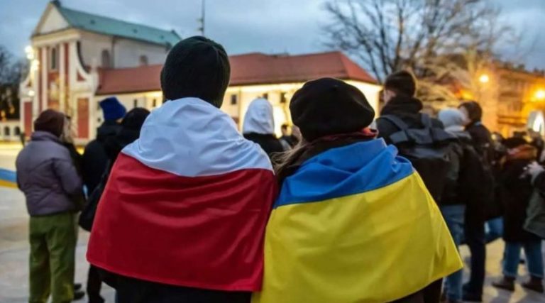 Українці більше не отримуватимуть соцвиплати у Польщі: коли планують скасувати