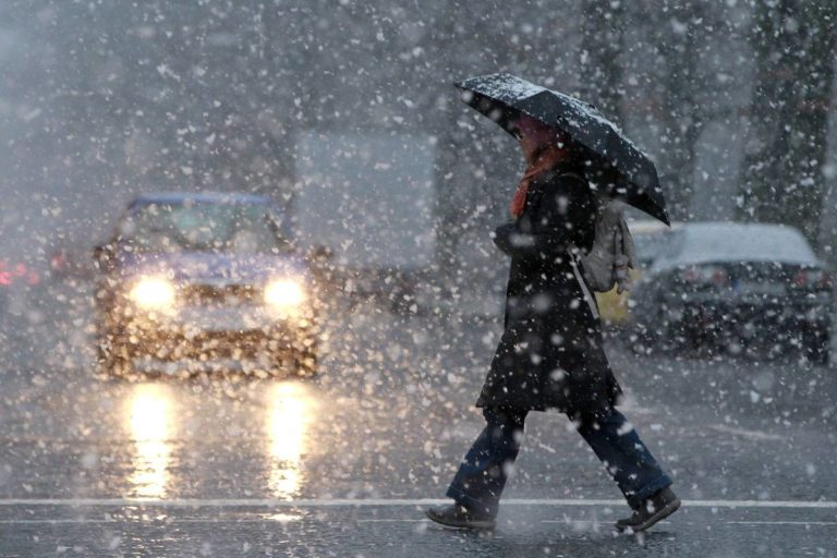 Дощ зі снігом та ураганний вітер: погода влаштує українцям випробування – прогноз Діденко
