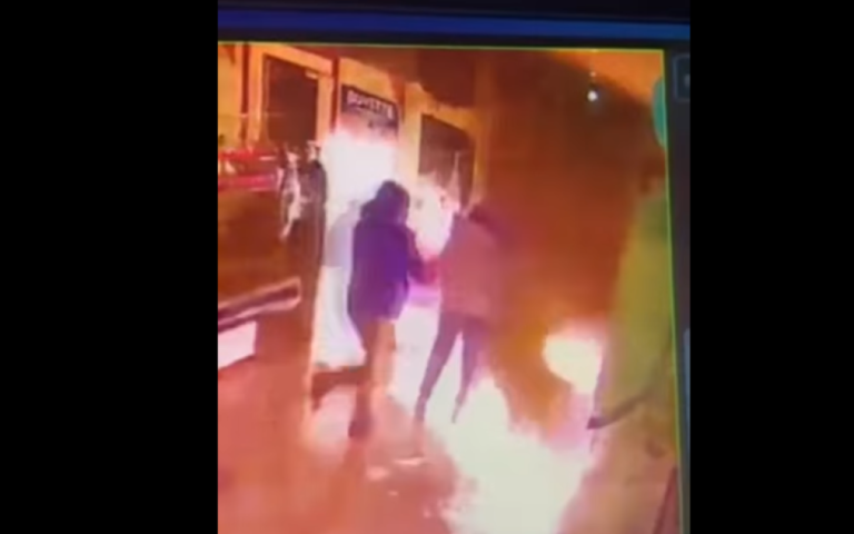 Пияка облив 5-х підлітків бензином та підпалив (відео)