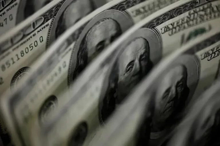 “Долар сколихнув обмінники й ринки, Нацбанк пустив курс валют у стрибок”: чи втратять тепер українці всі свої кошти?