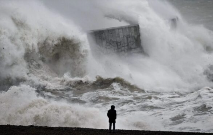 У Криму вирує шторм століття, 9-метрові хвилі поглинають усе: стало відомо, куди далі піде буря
