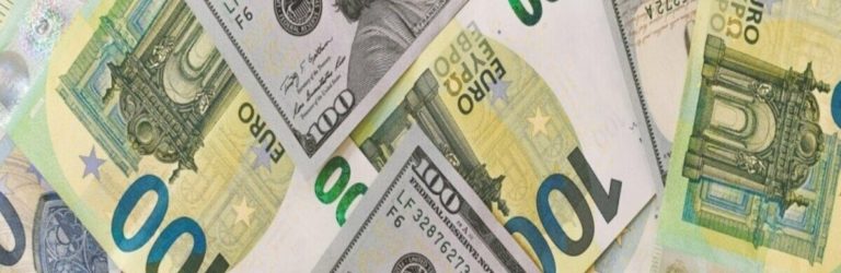Долар вийшов на пік, курс валют стрибнув до психологічної межі: українці мчать в обмінники терміново міняти гроші