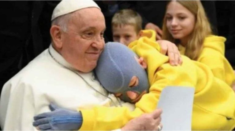 Хлопчик, який вижив після ракетного удару отримав благословення від Папи Римського