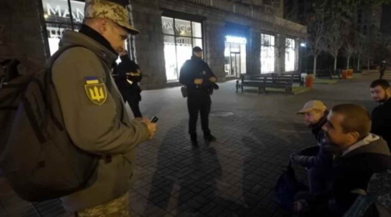 У новорічну ніч можна потрапити до поліції та ТЦК: українців попередили