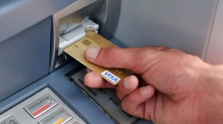 Потрібно натиснути лише одну кнопку: простий спосіб повернути картку, якщо її “зажував” банкомат