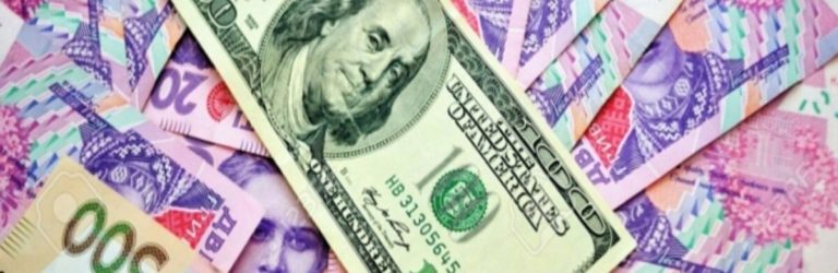 Долар перетнув червону межу і летить до фіналу: чи час бігти українцям в обмінники з усіх сил