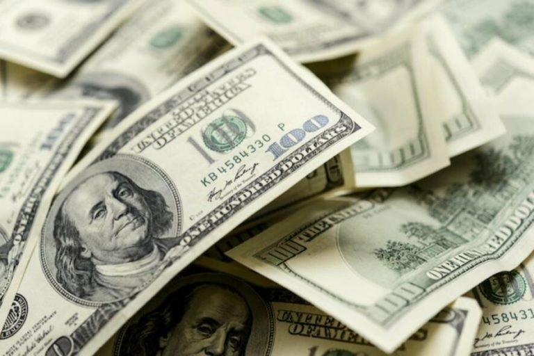 “Долар спричинить крах очікування у цих українців, курс валют готовий до цього”: чи треба боятися і бігти в обмінники?