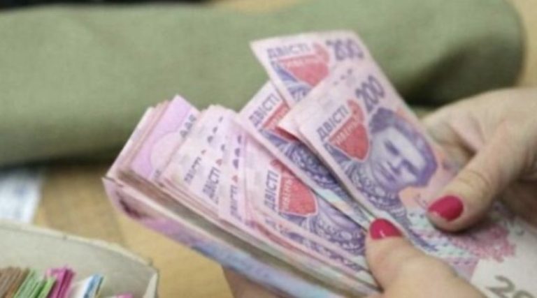 З початку року мінімалка зросла до 7 100 гривень: чи збільшаться зарплати українців у лютому