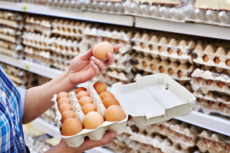 Люди приголомшені дізнавшись про цю новину.. Вже від завтра у всіх супермаркетах Уkраїни курячі яйця будуть продаватися по-іншому
