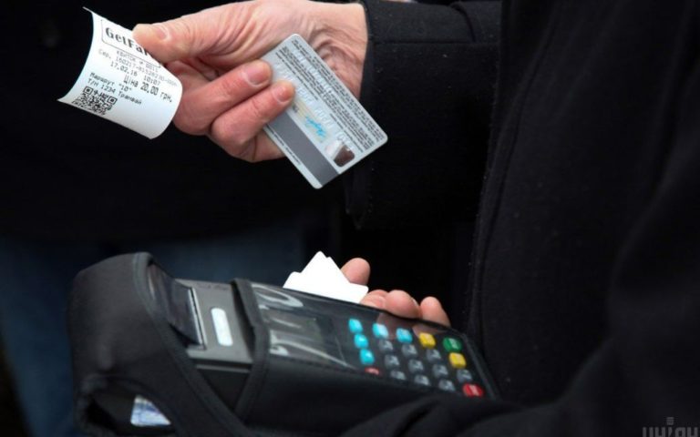 В Україні хочуть ввести обмеження на карткові перекази для клієнтів банків: що про це відомо