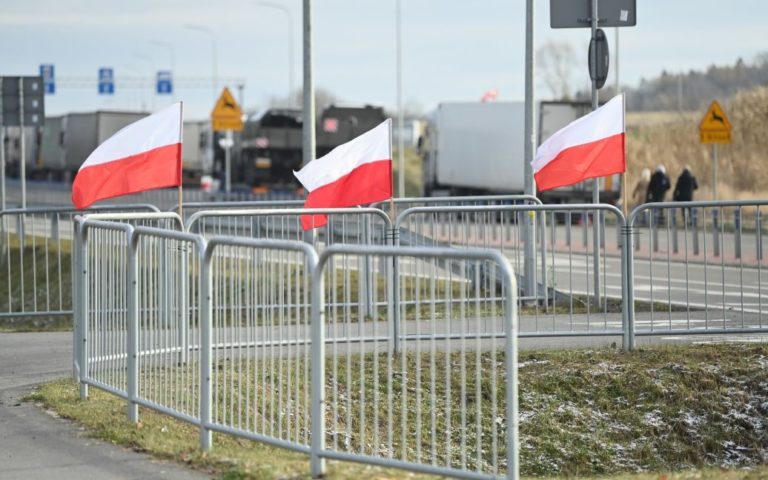 Польські фермери оголосили про блокування усіх пунктів пропуску на кордоні: названо дату