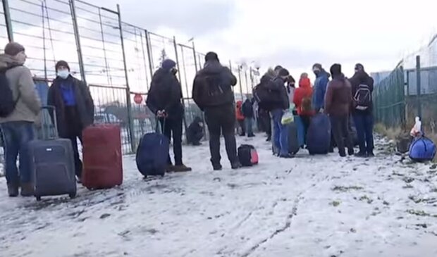 Українці більше не можуть виїхати до Польщі: кордон заблокований, що почалося