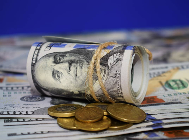 Долар різко рвонув угору: банки та обмінки на вихідні змінили курс валют