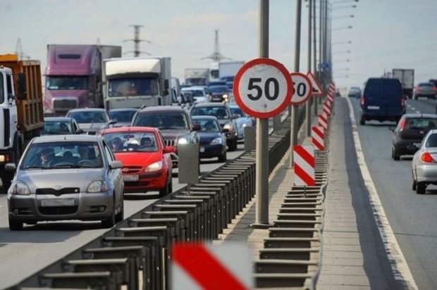 Стосується всіх водіїв: з 1 квітня на дорогах запроваджують новий швидкісний режим