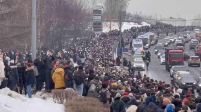 “Ледарі, які їдять замість того, щоб воювати”: Пропагандистка Кремля в істериці через велику кількість людей на похороні Навального (відео)