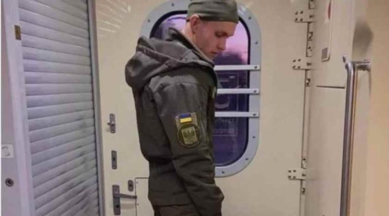 Український військовий змушений був їхати в тамбурі потяга: у чому причина (фото)