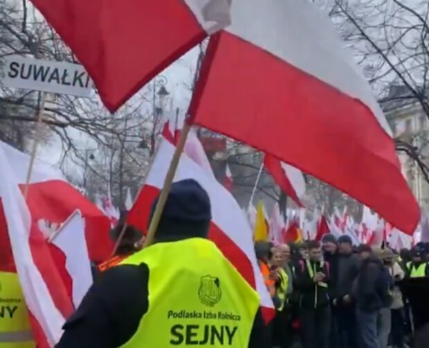 Польщу понесло: протести фермерів переростають у бунт – у Варшаві вже горять шини, ситуація загострюється