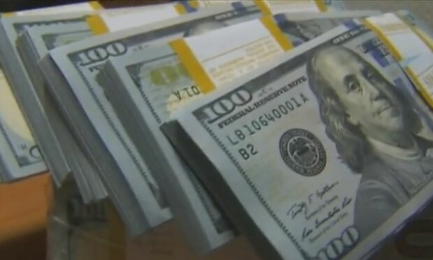 В Україні почав різко падати долар