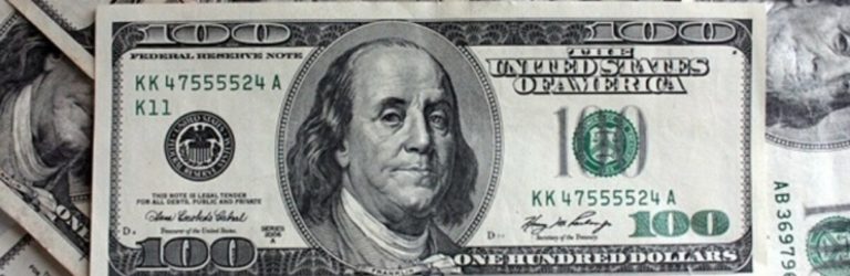 Долар сягнув історичного максимуму: експерт сказав, чого чекати від курсу валют в обмінниках наступного тижня