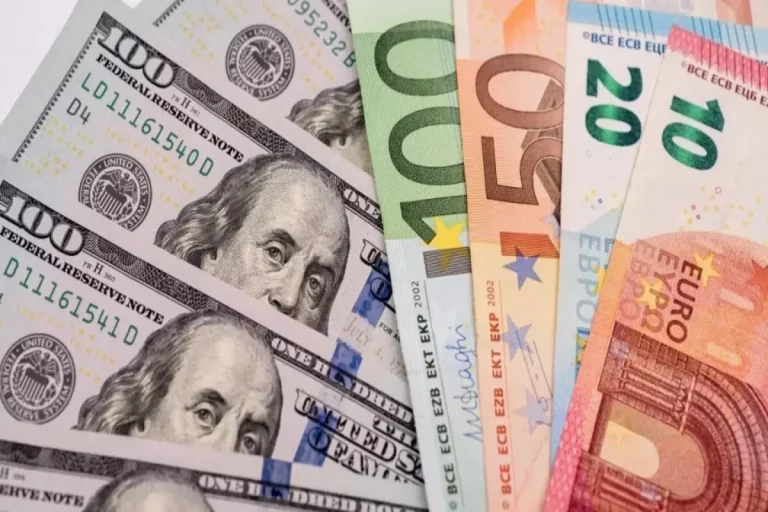 Долар здійснив стрибок, курс валют несеться до межі: експерти сказали українцям, що коїться в обмінниках