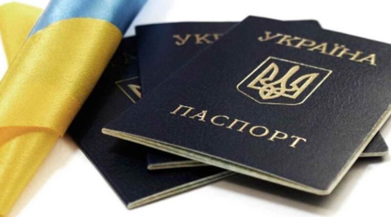 “Сірий” паспорт: як українці за кордоном намагаються обійти обмеження щодо консульських послуг