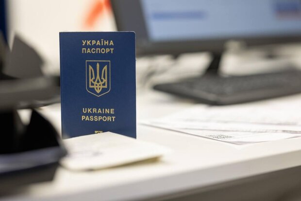 Вже почалося: українців за кордоном позбавили закордонних паспортів – усіх чоловіків відправляють на Батьківщину