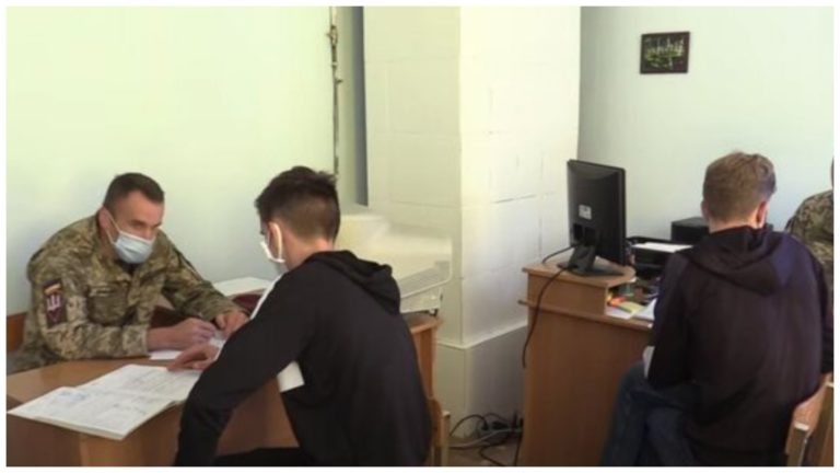 Батьки в паніці: підліткам наказали повернутися в Україну – на них чекає ТЦК