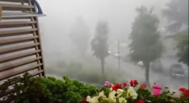 Дощі, грози та ураганний вітер: у понеділок погода пошмагає українців