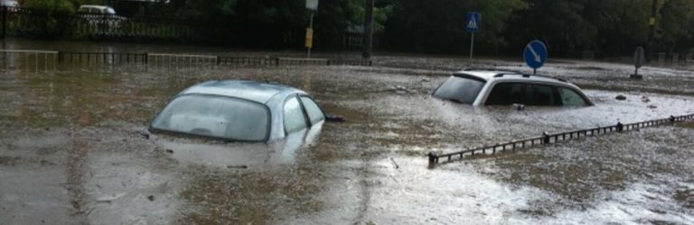 В Україну йде несамовита негода, навіжена злива повертається в області: ніхто не чекав на такий град, дощ і грозу