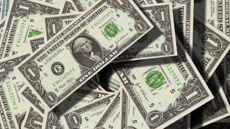 Долар приголомшуватиме українців кожного дня, психологічну межу подолано: експерти пояснили, що буде з курсом валют
