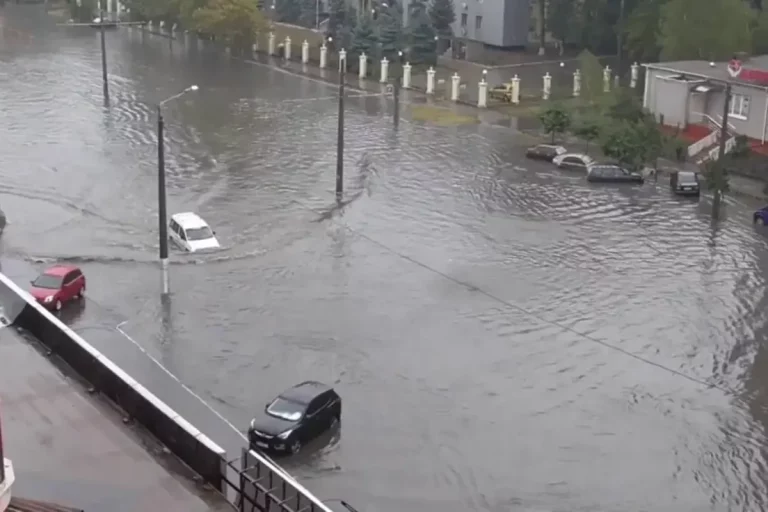 Тотальна негода повертається в області України, навіжена злива заллє цілі міста: очікується небачена гроза, вітер і дощ