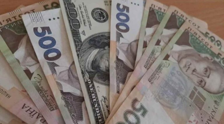 Долар та євро дико посипалися: ПриватБанк та НБУ різко впустили курс валют, в обмінках паніка
