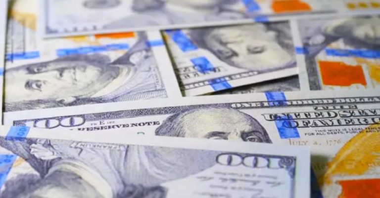 Долар та євро злетіли до небес: банки та обмінники різко змінили курс валют