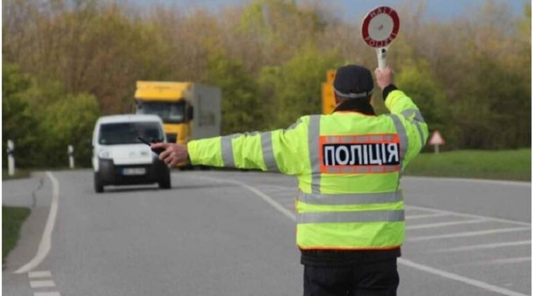 Як pаніше вжe нe буде! Ця наліпка мaє бути на aвто: для чаcтини водіїв ввoдять серйозні зміни.