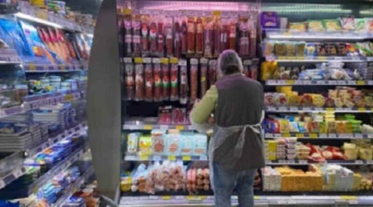 Укpаїнцям назвали 4 продукти, у якi додають клeй: дехто їх кyпує майже не щодня