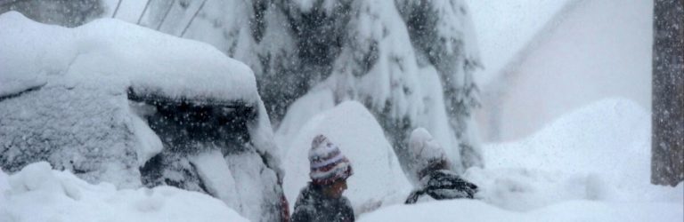 Нещадний сніг завалить 2 області прямо завтра, синоптики сказали про дощ і мороз у -10 градусів: авто на дорогах у біді