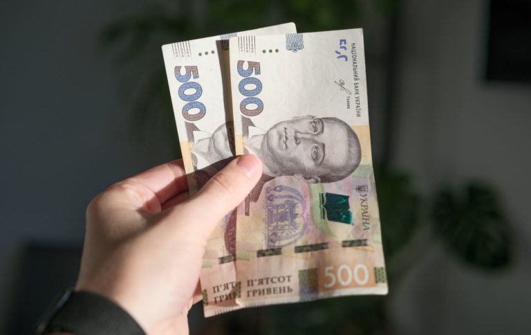 Українцям знову виплатять майже 1000 гривень на руки: хто і де може подати заявку